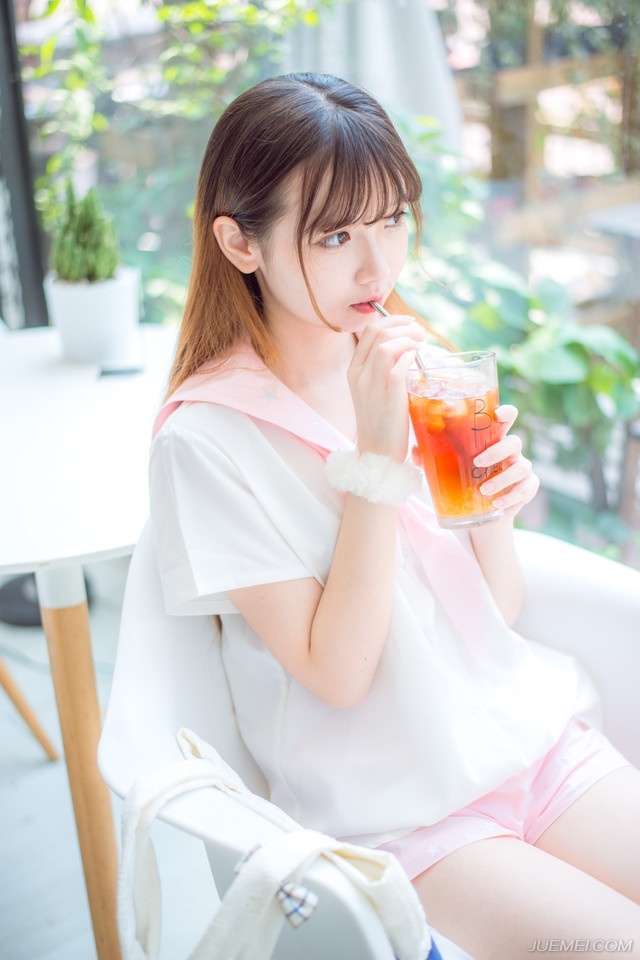 “让他进来吧。”邓贤看了刘璝一眼，点头道。